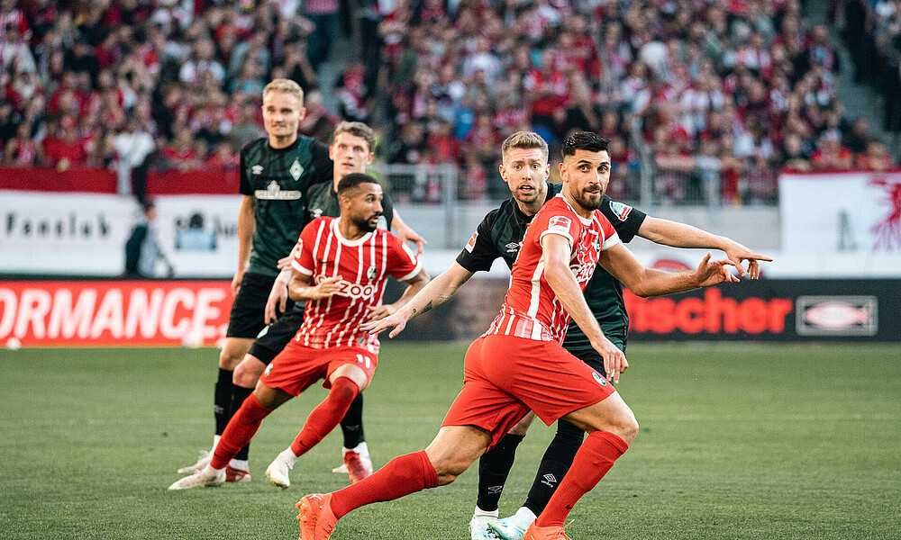 Mitchell Weiser steht hinter Vincenzo Grifo.