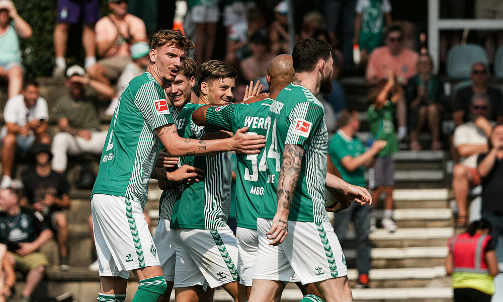 Die Mannschaft jubelt nach einem Tor im Testspiel gegen Drochtersen.