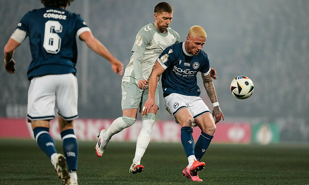 Weiser im Zweikampf mit einem Bielefelder. 