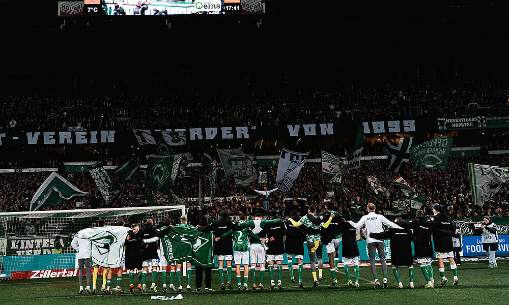 Die Mannschaft bedankt sich nach einem ereignisreichen Jahr 2024 bei den Fans vor der Ostkurve.