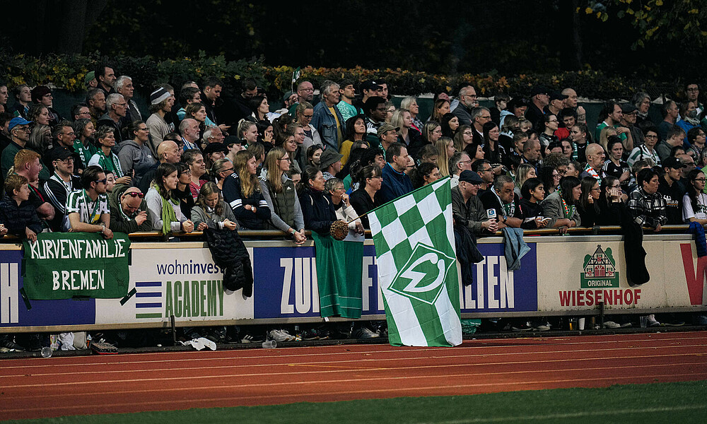 Werder-Fans bei einem Spiel auf Platz 11.