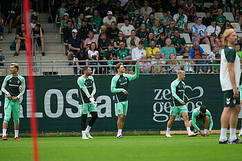 Niklas Stark zeigt Markus Kolke etwas. 