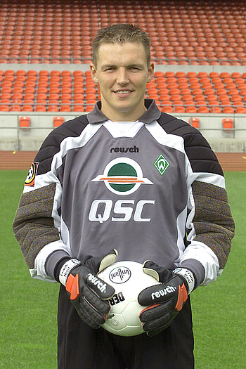 null Frank Rost hält einen Ball in der Hand.