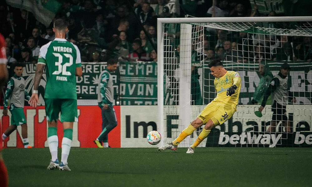 Michael Zetterer im Spiel gegen Augsburg bei einem weiten Abschlag.