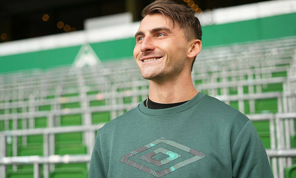 Maximilian Philipp blickt ins WESERSTADION. 