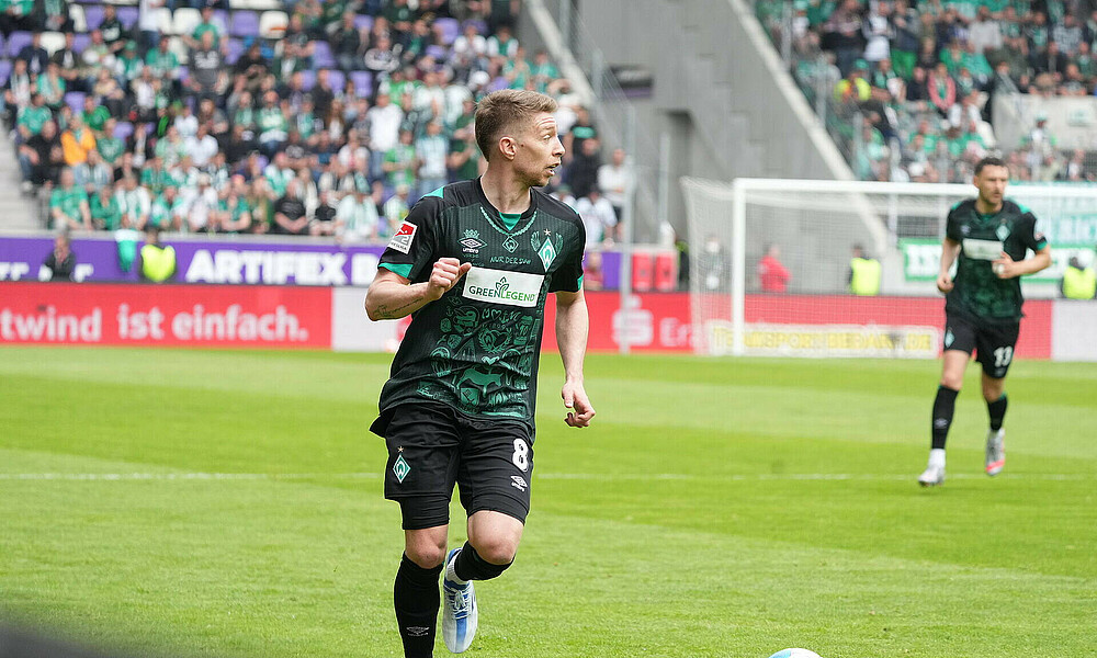 Werder-Spieler Mitchell Weiser im HDIYL-Sondertrikot.