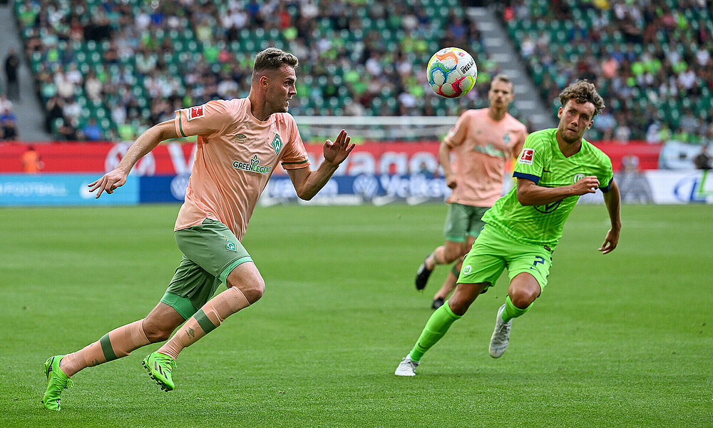 null Marvinb Ducksch im Spiel gegen Wolfsburg am Ball.