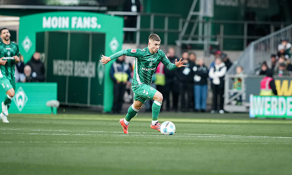 Romano Schmid am Ball im Werder-Heim-Trikot im Weserstadion