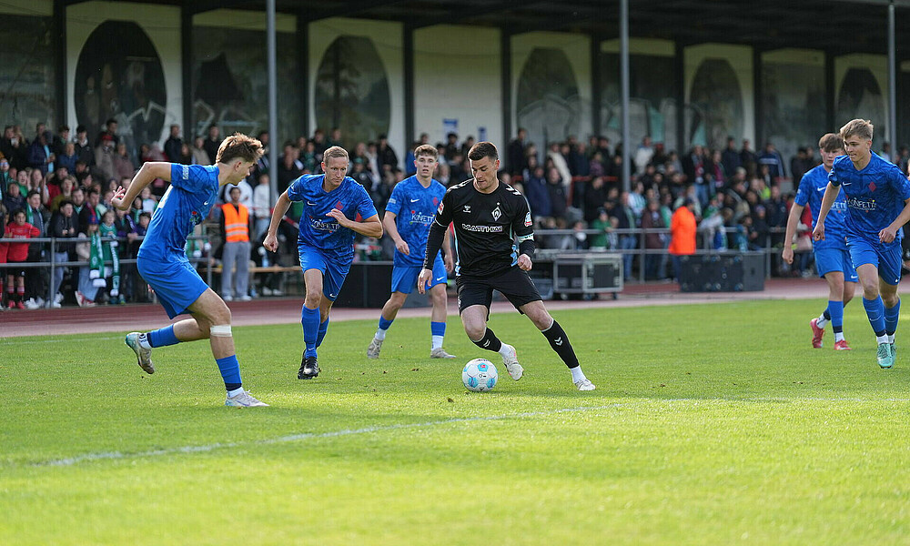 Michael Zetterer mit Ball am Fuß. 