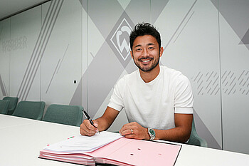 Sugawara bei der Vertragsunterschrift.