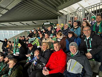Die DLRG-Ortsgruppe Lilienthal beim Heimspiel gegen Darmstadt auf der Tribüne. 