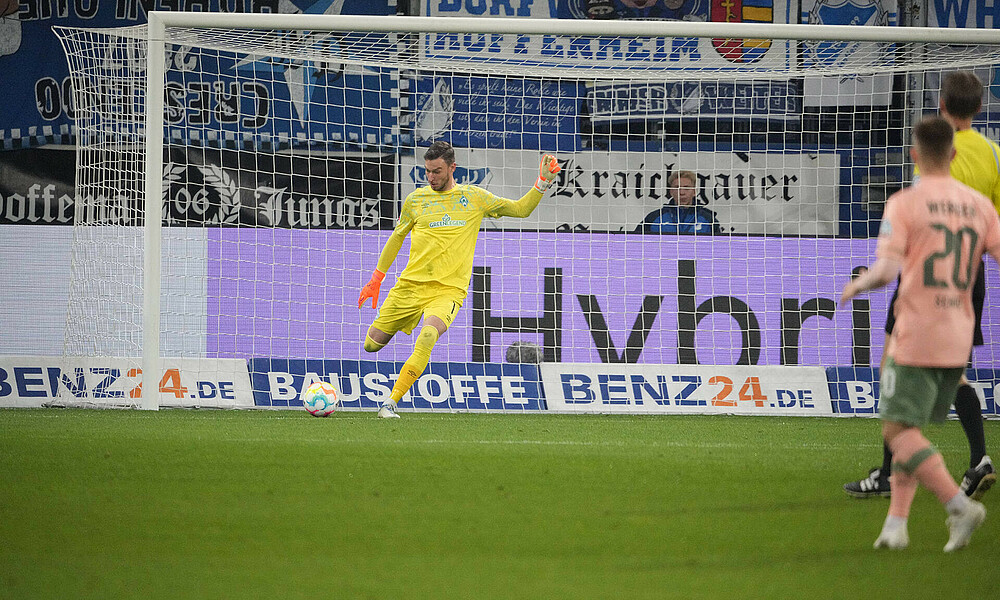 null Jiri Pavlenka tritt gegen einen Ball.