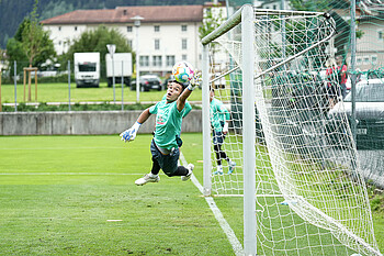 null Mio Backhaus spring zu einem fliegenden Ball.