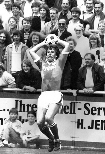 null Uwe Reinders holt zum Einwurf aus.