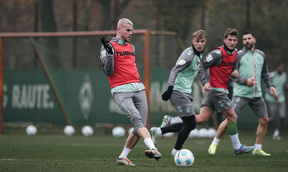 Marvin Ducksch spielt einen Pass. 