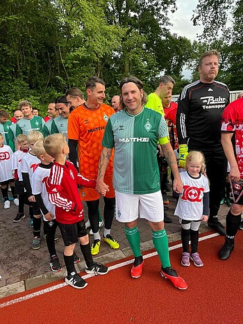 null Torsten Frings und Sebastian Mielitz bevor sie auf das Spielfeld laufen.