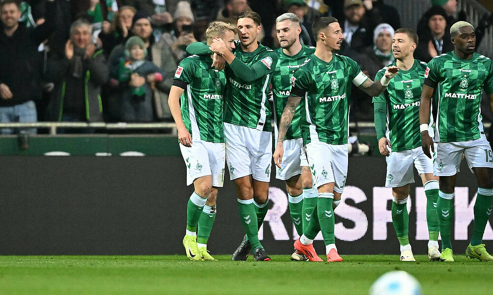 Marco Grüll wird von Niklas Stark umarmt. 