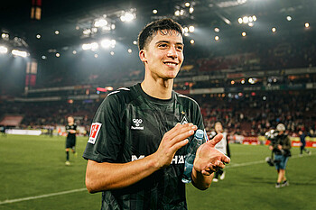 Julian Malatini lacht nach dem Spiel und klatscht in die Hände.