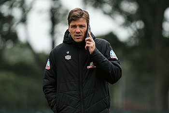 Clemens Fritz mit einem Handy am Ohr. 