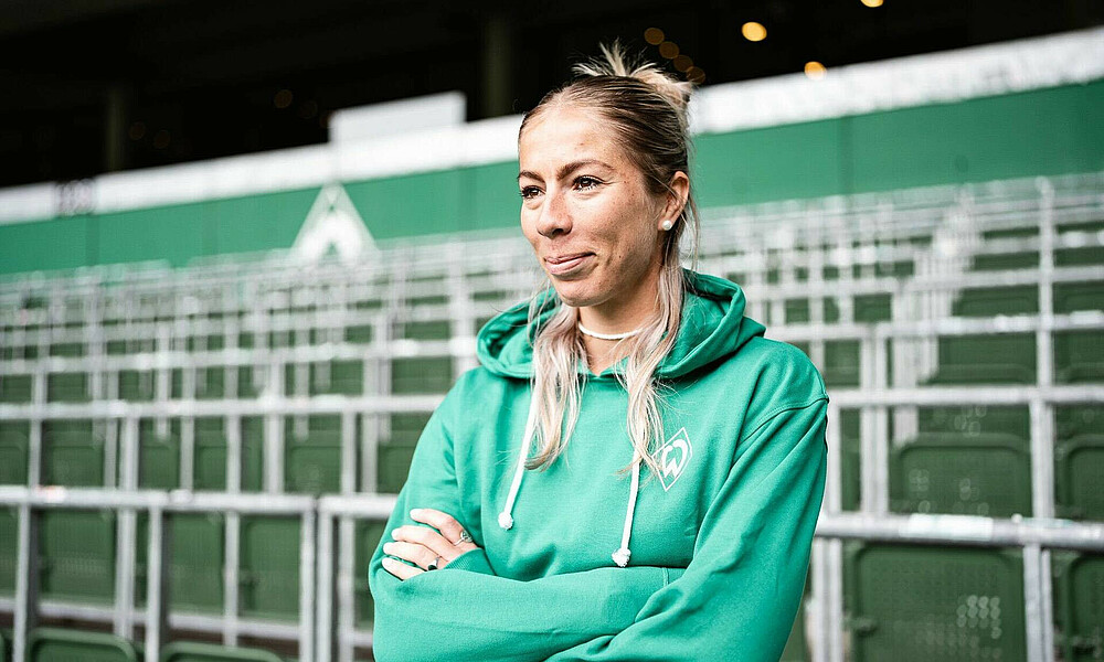 null Sharon Beck verschränkt die Arme und schaut ins Weserstadion.