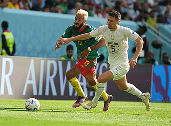 null Veljkovic im Zweikampf mit Choupo-Moting.