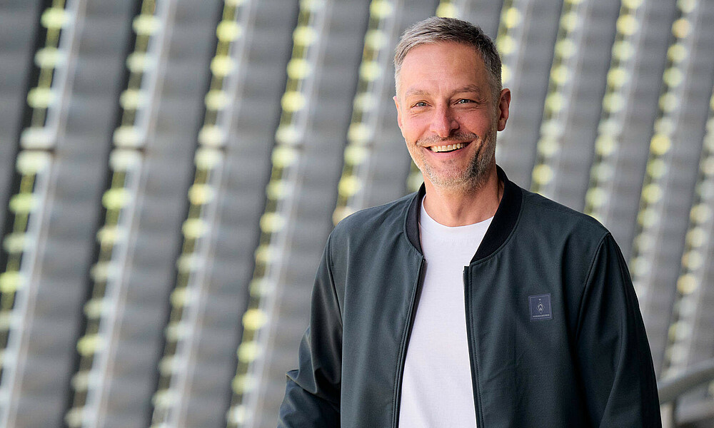 Tarek Brauer im Portrait. Er steht im Umlauf des Weserstadions