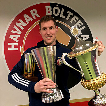 null Kevin Schindler mit drei Trophäen.