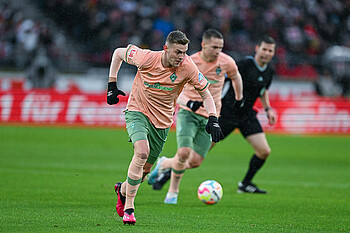 Marvin Ducksch läuft mit dem Ball am Fuß.