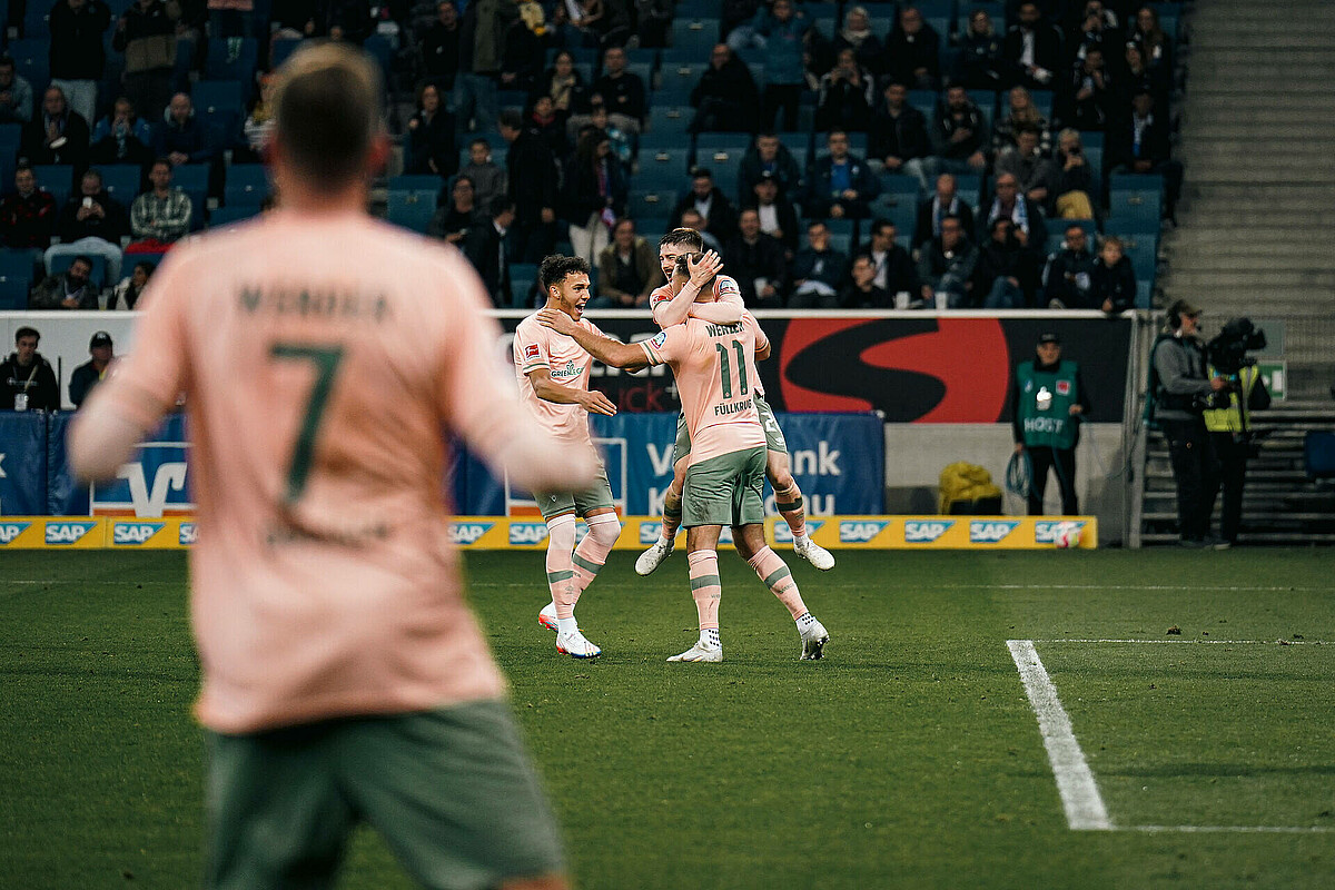 Die Werder-Spieler jubeln.