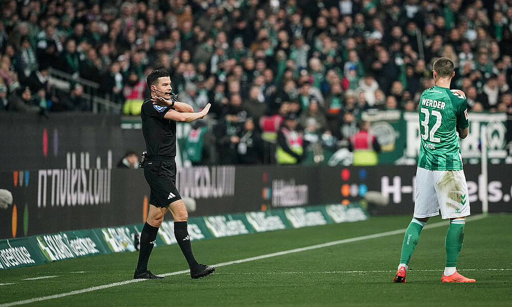 Schiedsrichter Osmers kommt vom Monitor zurück.