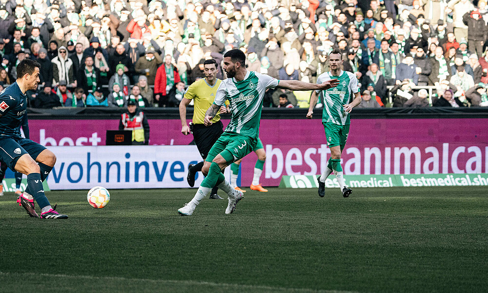 Anthony Jung spielt einen Pass. 