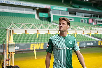 Deman läuft durchs Stadion.