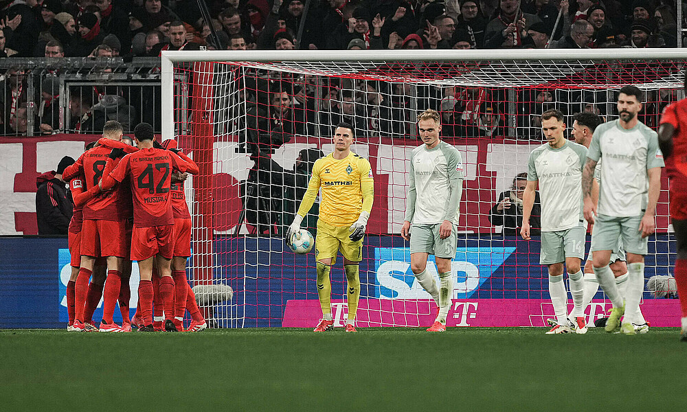 Die Bayern jubeln, die Werder-Spieler sind bedient. 