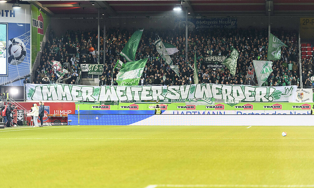 Die Werder-Fans im Gästeblock mit einem Banner.