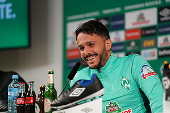 null Leo Bittencourt lacht in der Mixed Zone.