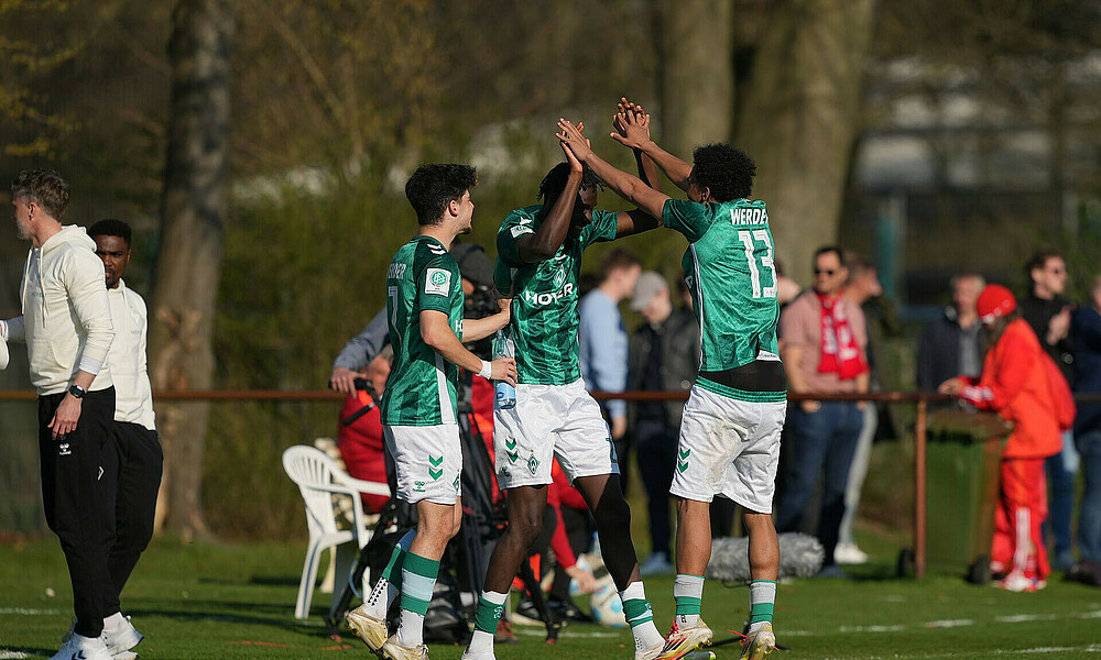 Die U19 jubelt nach Schlusspfiff. 