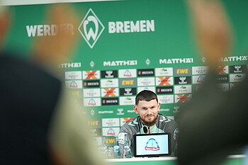 Oliver Burke auf dem PK-Podium. 