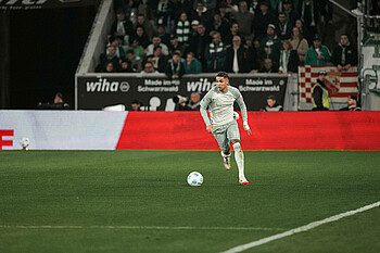 null Justin Njinmah mit Ball am Fuß.