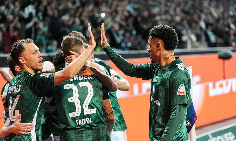 Die Mannschaft jubelt gemeinsam. Lynen und Njinmah klatschen sich ab. 