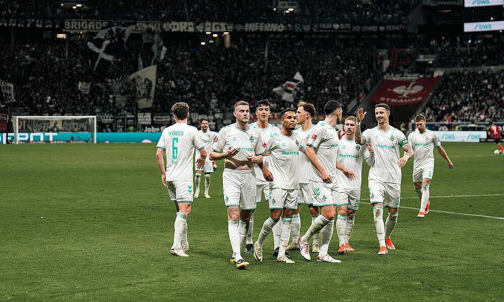 Die Mannschaft klatscht sich ab. 