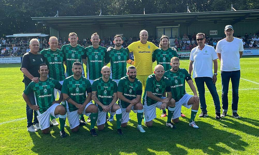 null Die Werder Legenden sind zum Mannschaftsfoto aufgestellt.