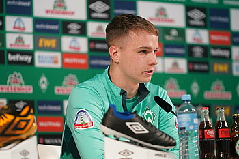 null Niklas Schmidt am Mikrofon.