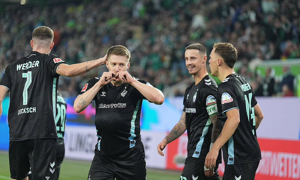 Mitchell Weiser jubelt vor der Gästekurve in Wolfsburg. 