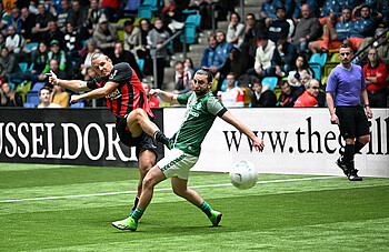 Alex Meier bei einem Torschuss. 