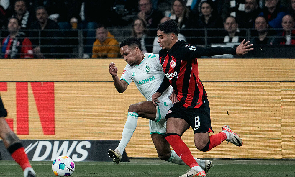 null Felix Agu im Duell mit Fares Chaibi.