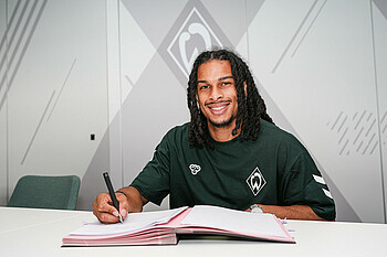 null Isaac Schmidt unterschreibt seinen Vertrag.