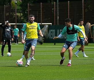 Oliver Burke und Milos Veljkovic im Zweikampf