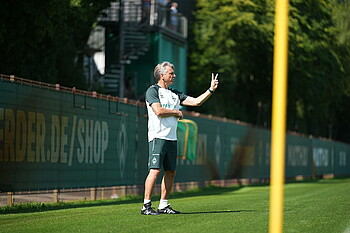 Horst Steffen zeigt zwei Finger beim Teamtraining
