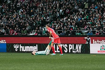 Bonucci drückt Schmid die Krämpfe aus