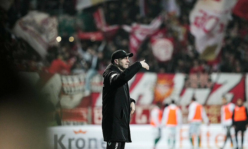 Ole Werner am Seitenrand. 